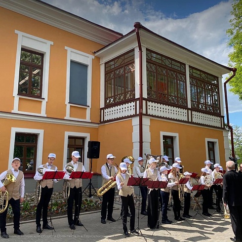 Воспитанники Воскресной школы Троицкого собора провели экскурсию для губернатора Псковской области по детской библиотеке, открывшейся после реконструкции